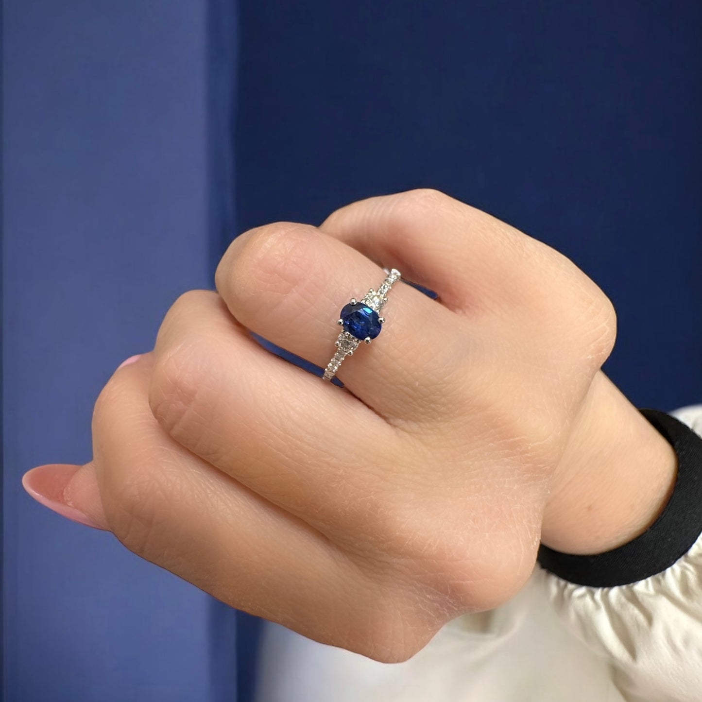 SAPPHIRE & DIAMONDS RING