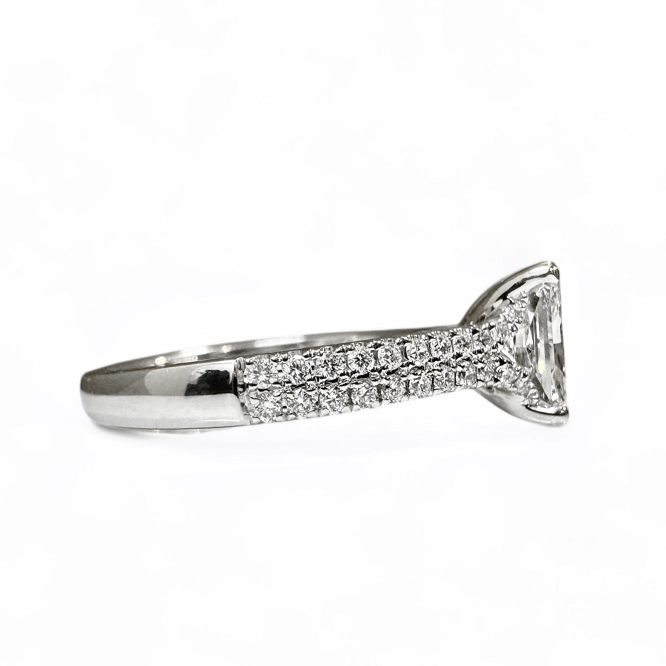 STRALENDE GESNEDEN SOLITAIRE PAVÉ-RING