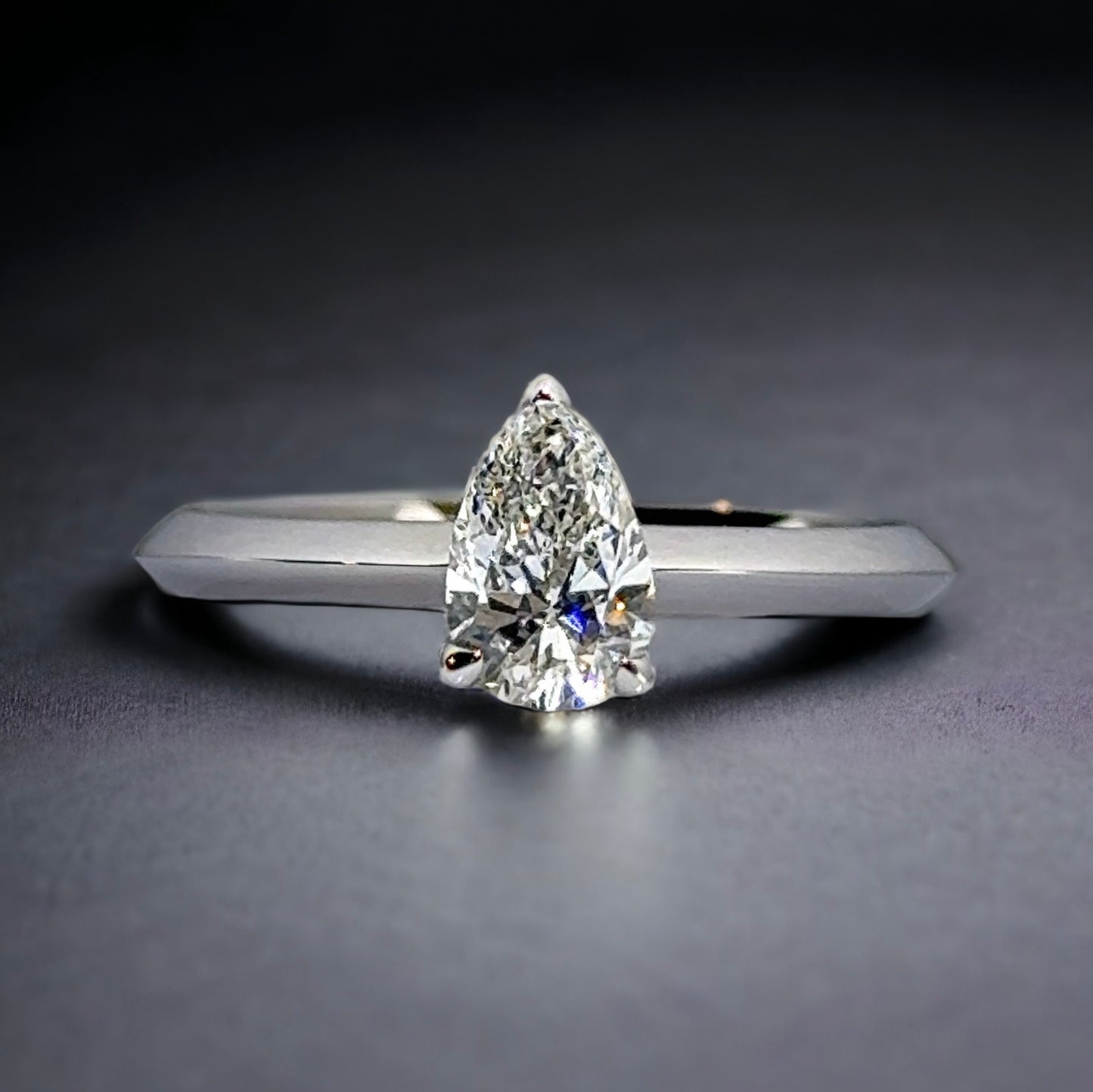 0,60 CT PEERVORMIGE DIAMANTEN RING