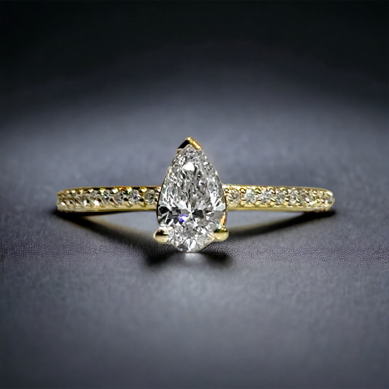 0,72 CT peervormige diamanten ring