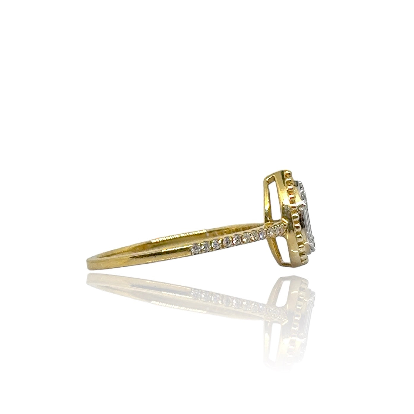 Bague halo de diamants en forme de poire avec illusion