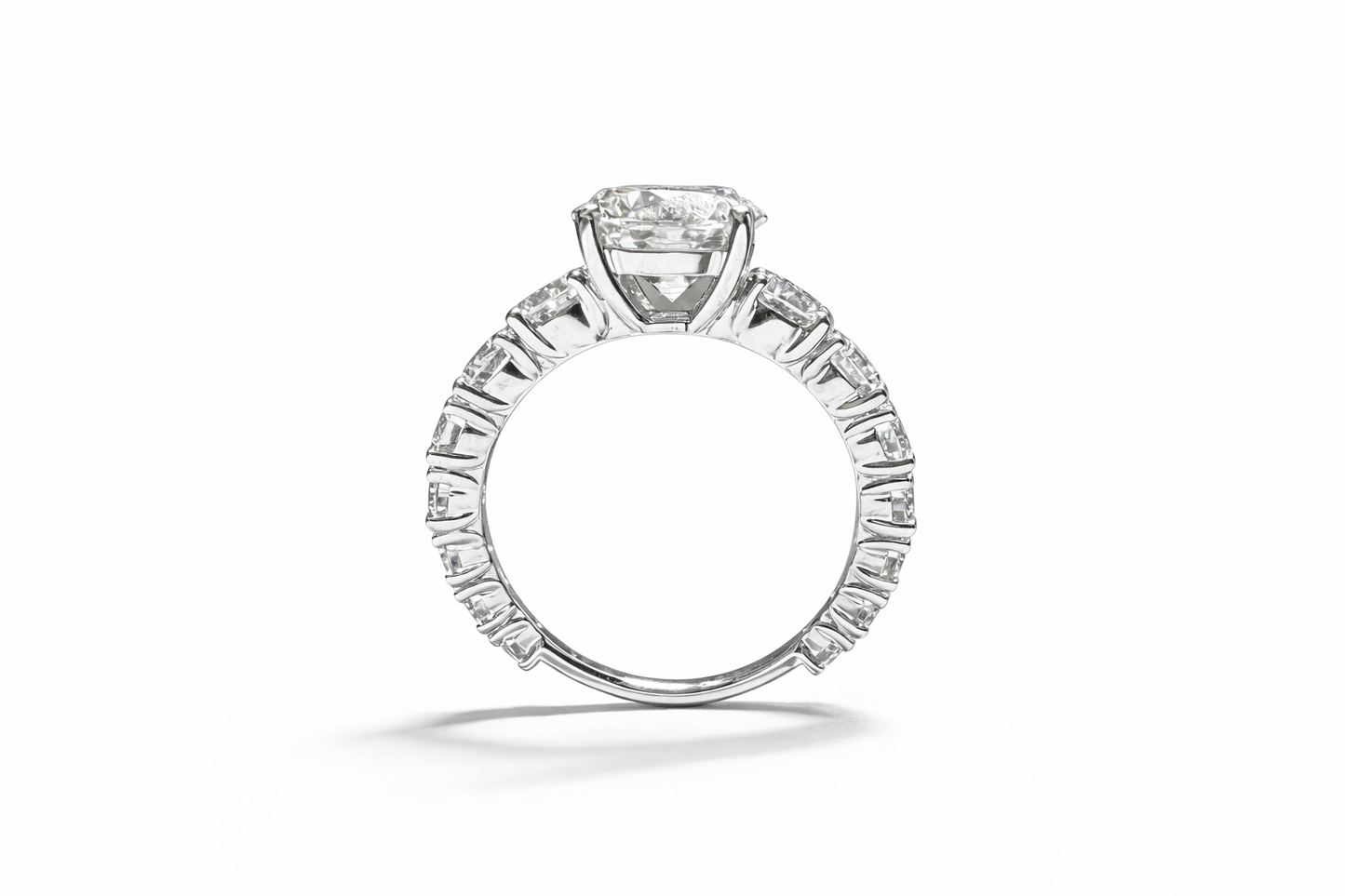 2.52 CT ROUND WITH SIDE STONES