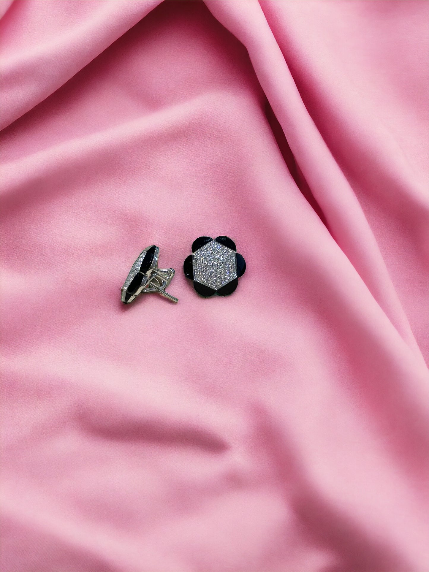 Oorbellen met pavédiamanten en onyx