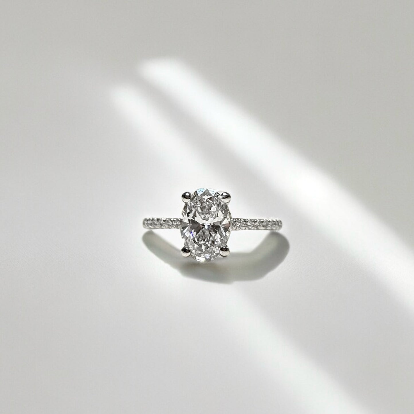 1,81 CT Ovaal geslepen met zijstenen 