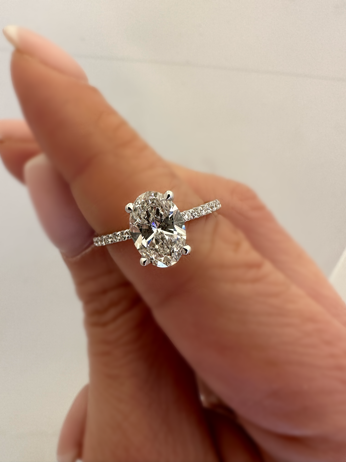 1,81 CT Ovaal geslepen met zijstenen 