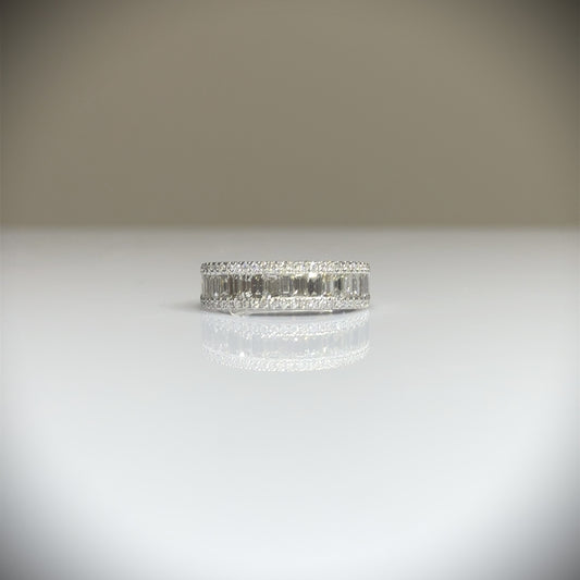 Bague en diamant taille baguette et brillant à demi-serti 