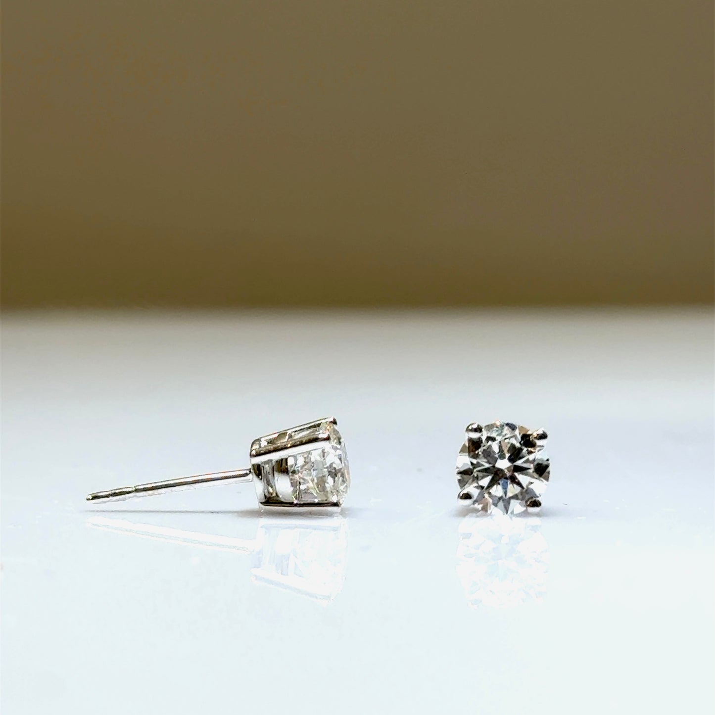 Boucles d'oreilles solitaires en diamant de 1,25 ct (LG)