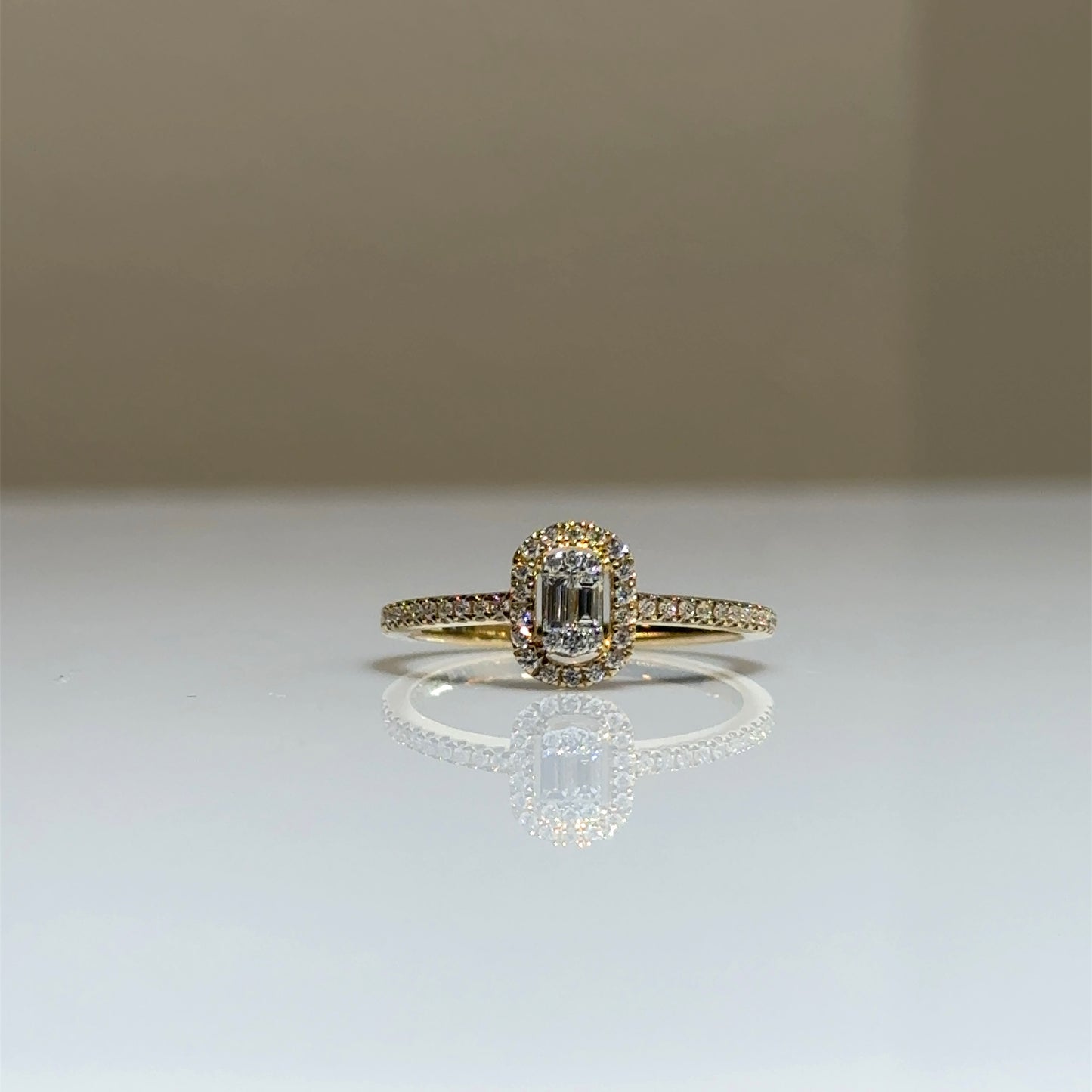 Bague halo de diamants ovales Illusion 
