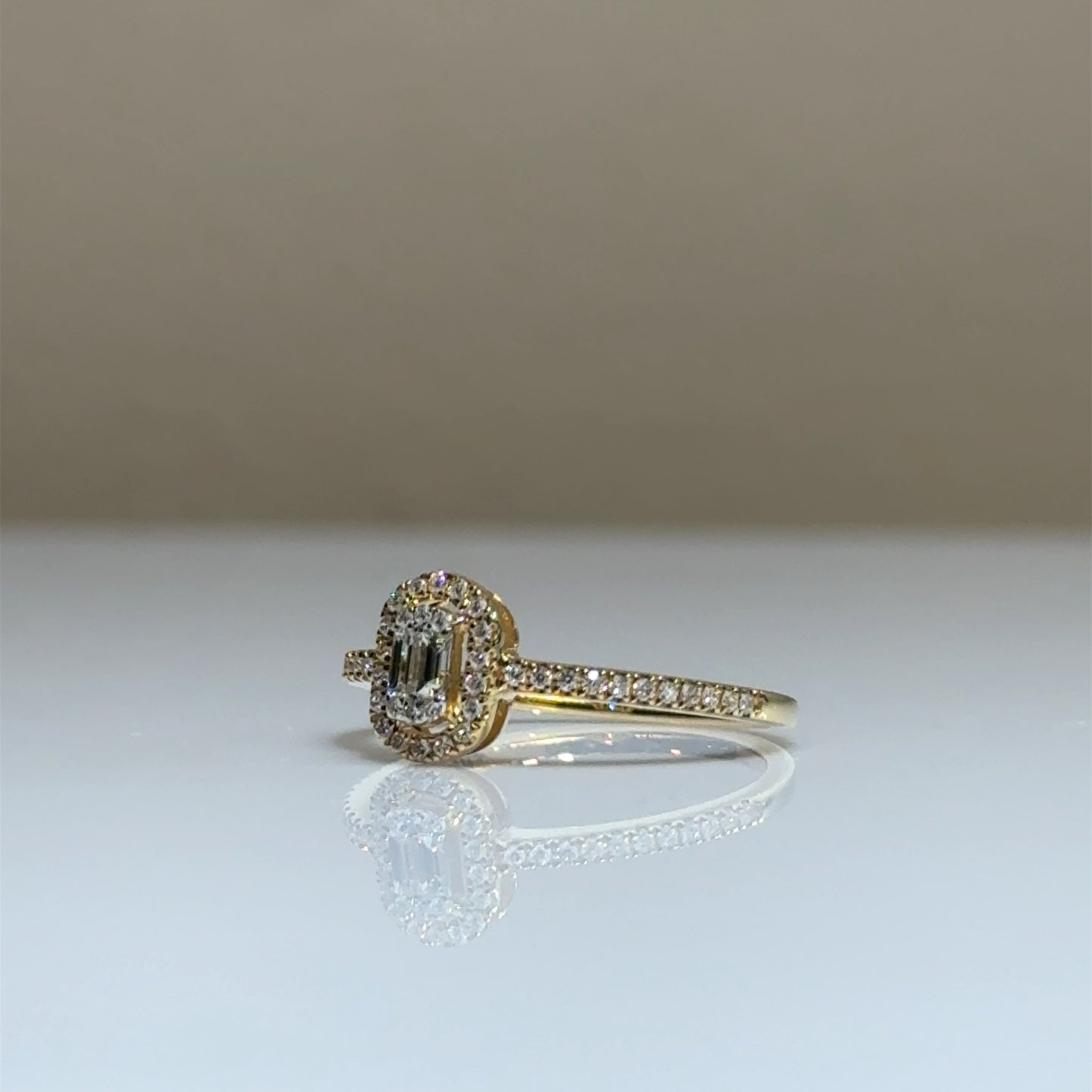 Bague halo de diamants ovales Illusion 