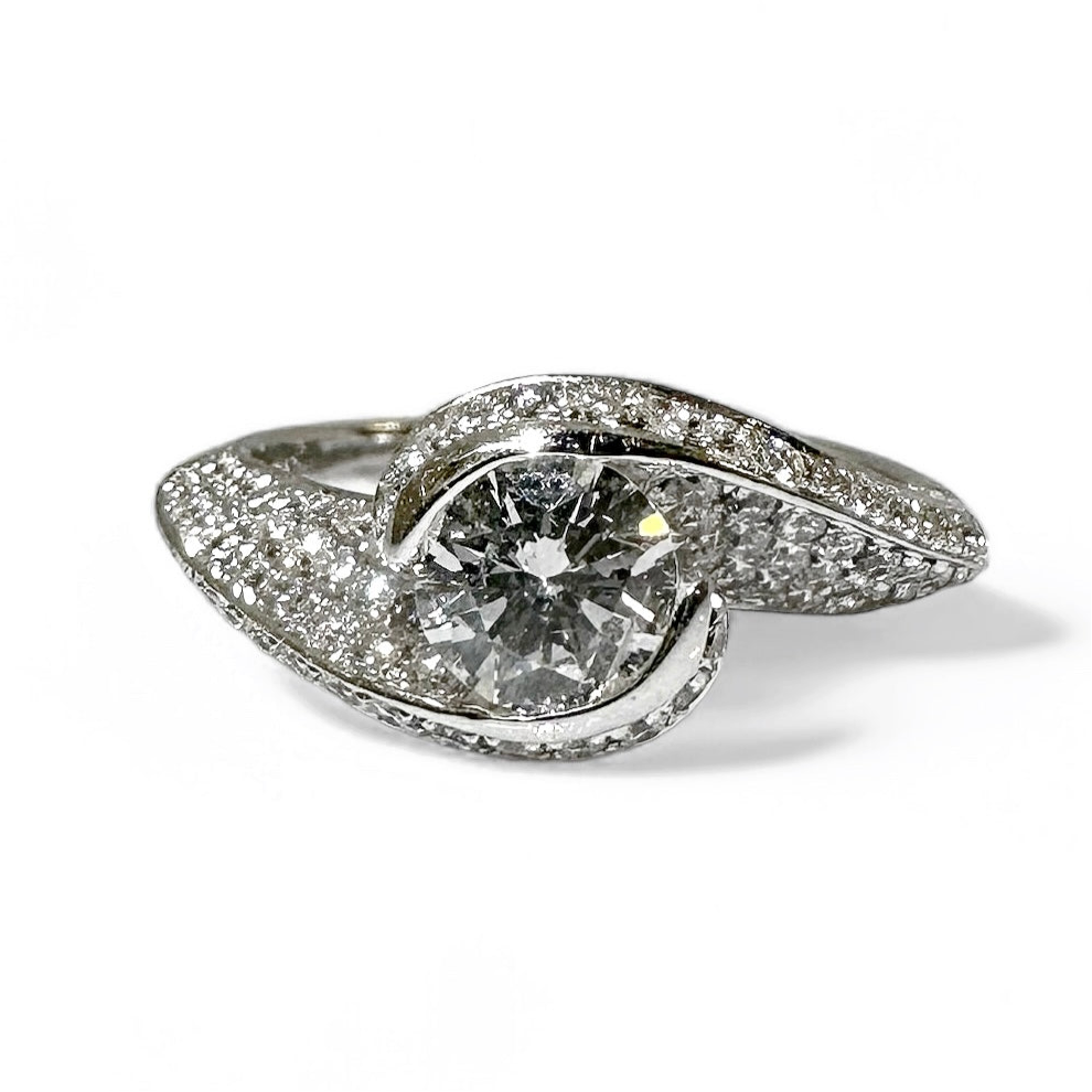 0,65 CT RONDE GESLEPEN TWIST SOLITAIRE PAVÉ RING 