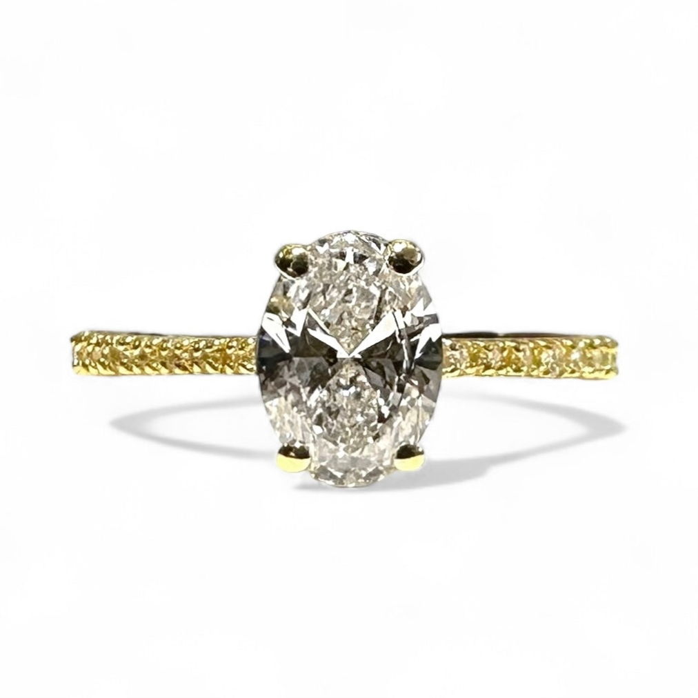 1,00 CT OVAAL GESNEDEN SOLITAIRE PAVÉ-RING 