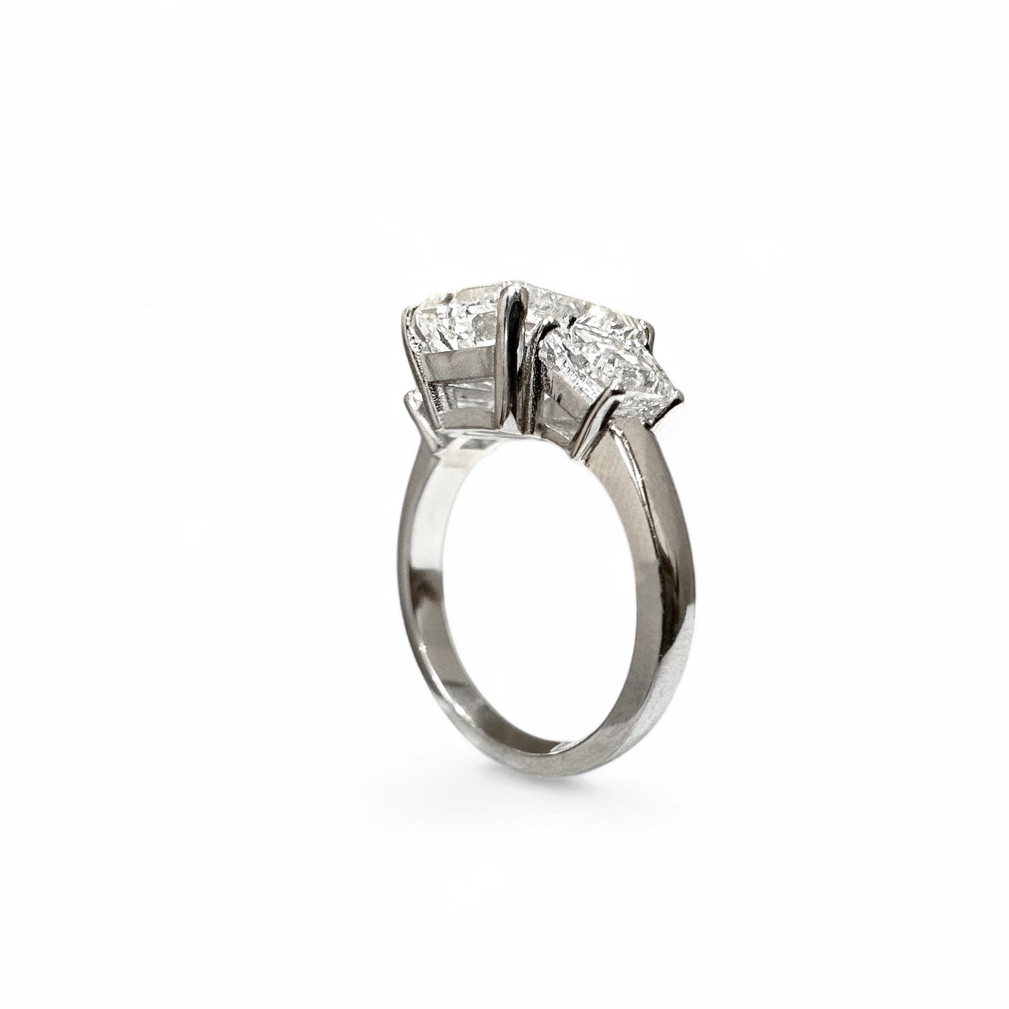4.10 CT RADIANT CUT DRIE STENEN RING 