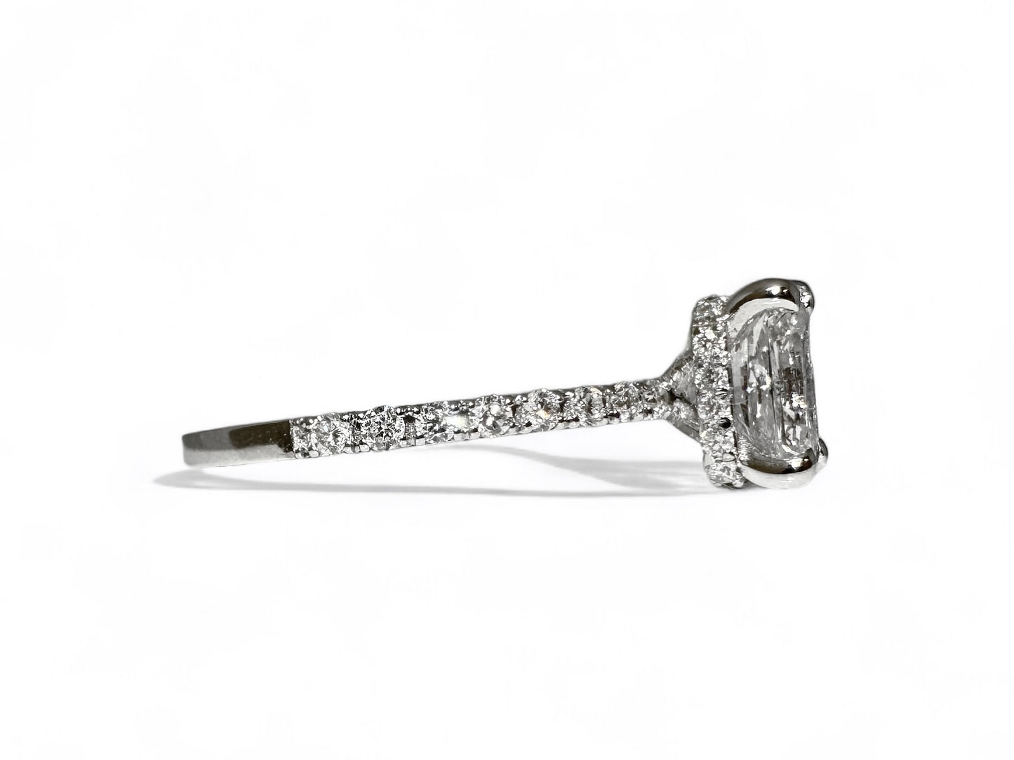 0,96 CT STRALENDE GESNEDEN SOLITAIRE PAVÉ-RING 
