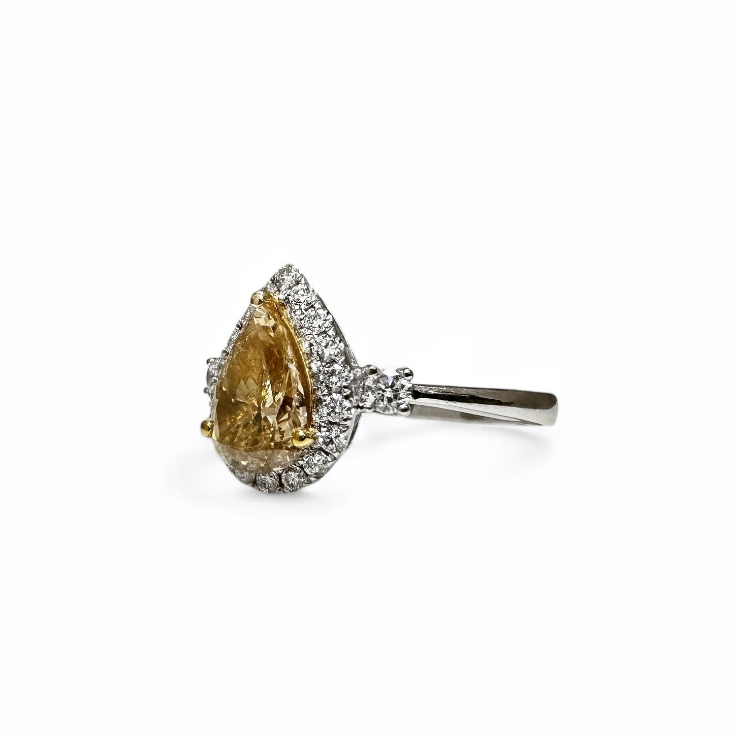 Bague en diamant en forme de poire avec un diamant jaune brunâtre naturel 