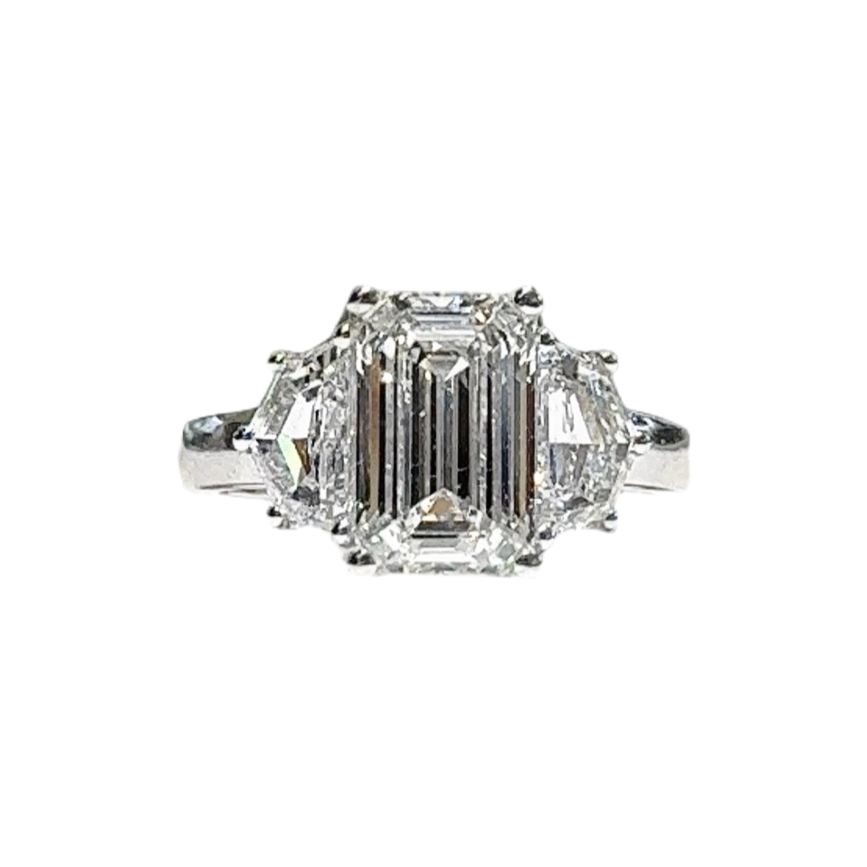 BAGUE À TROIS PIERRES TAILLE ÉMERAUDE DE 3,03 CT 