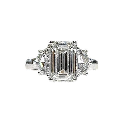 BAGUE À TROIS PIERRES TAILLE ÉMERAUDE DE 3,03 CT 