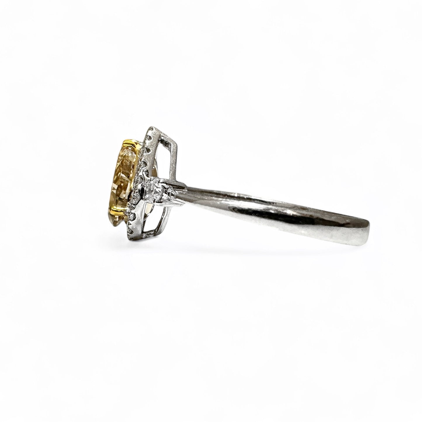 Bague en diamant en forme de poire avec un diamant jaune brunâtre naturel 