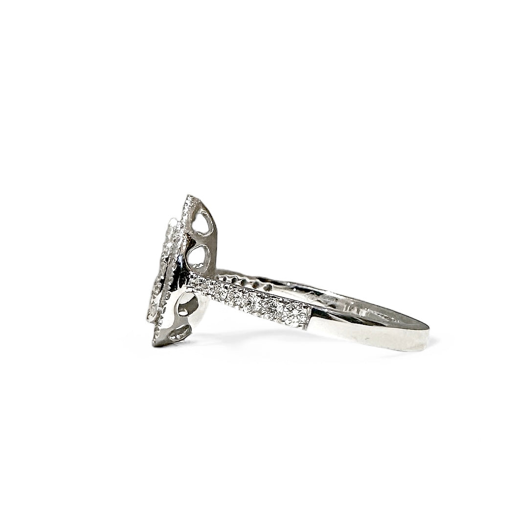Bague en diamant en forme de poire avec halo illusion 
