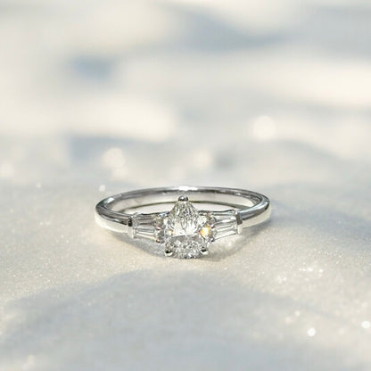 Bague solitaire en forme de poire avec diamants trilogie 