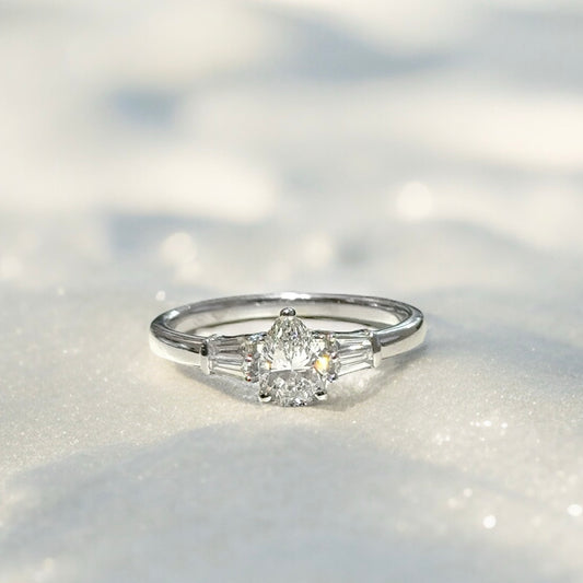 Bague solitaire en forme de poire avec diamants trilogie 