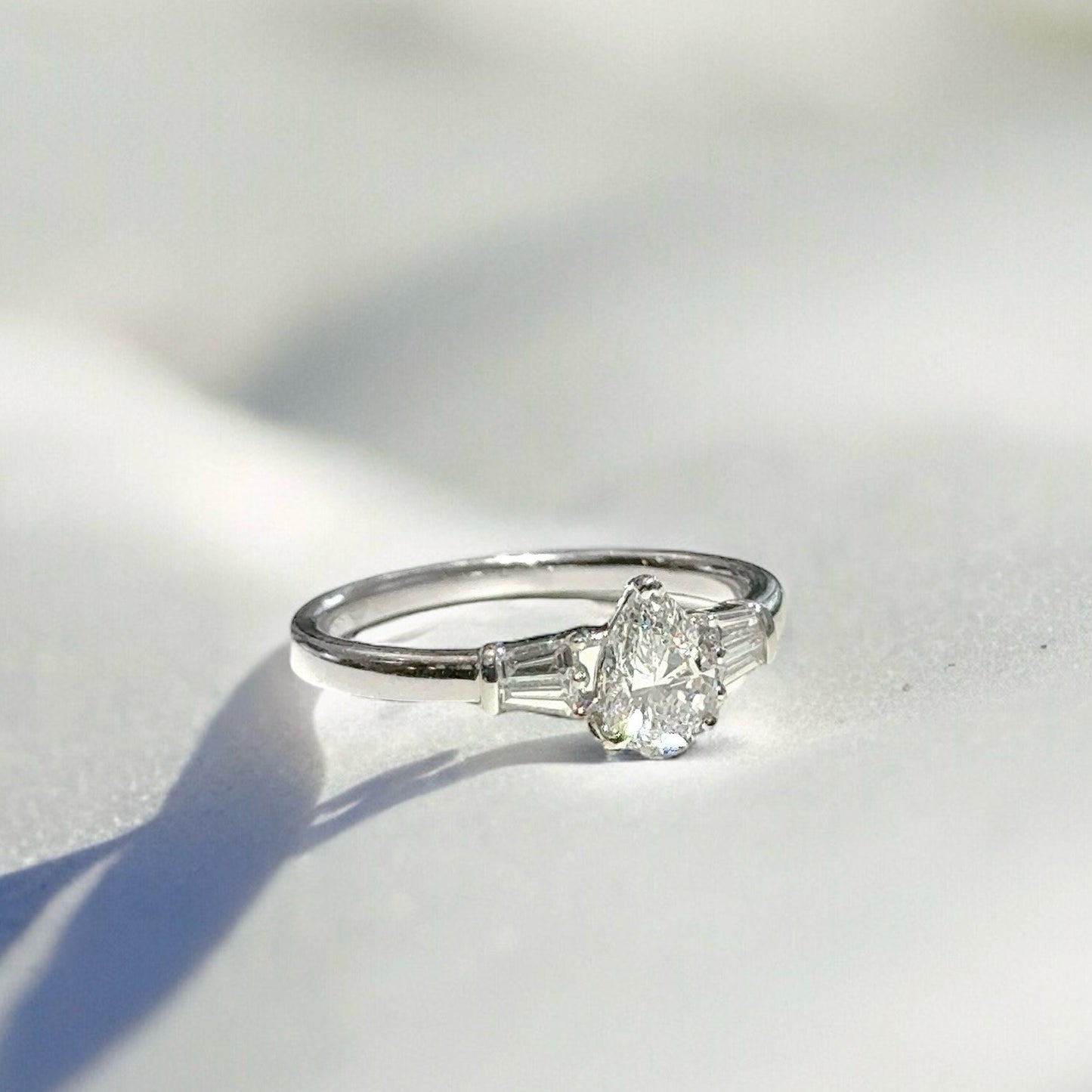 Bague solitaire en forme de poire avec diamants trilogie 