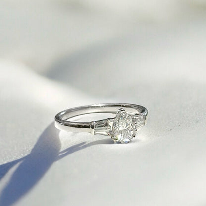 Bague solitaire en forme de poire avec diamants trilogie 