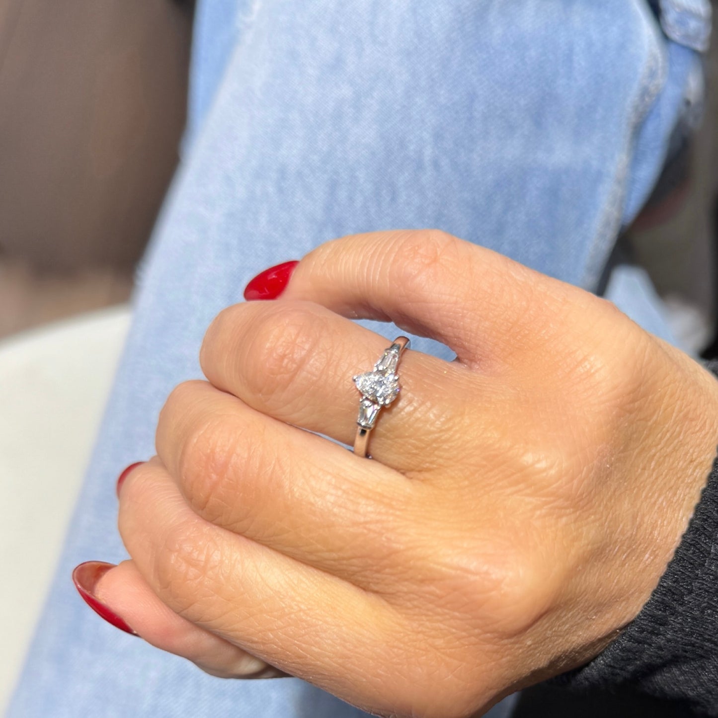 Bague solitaire en forme de poire avec diamants trilogie 