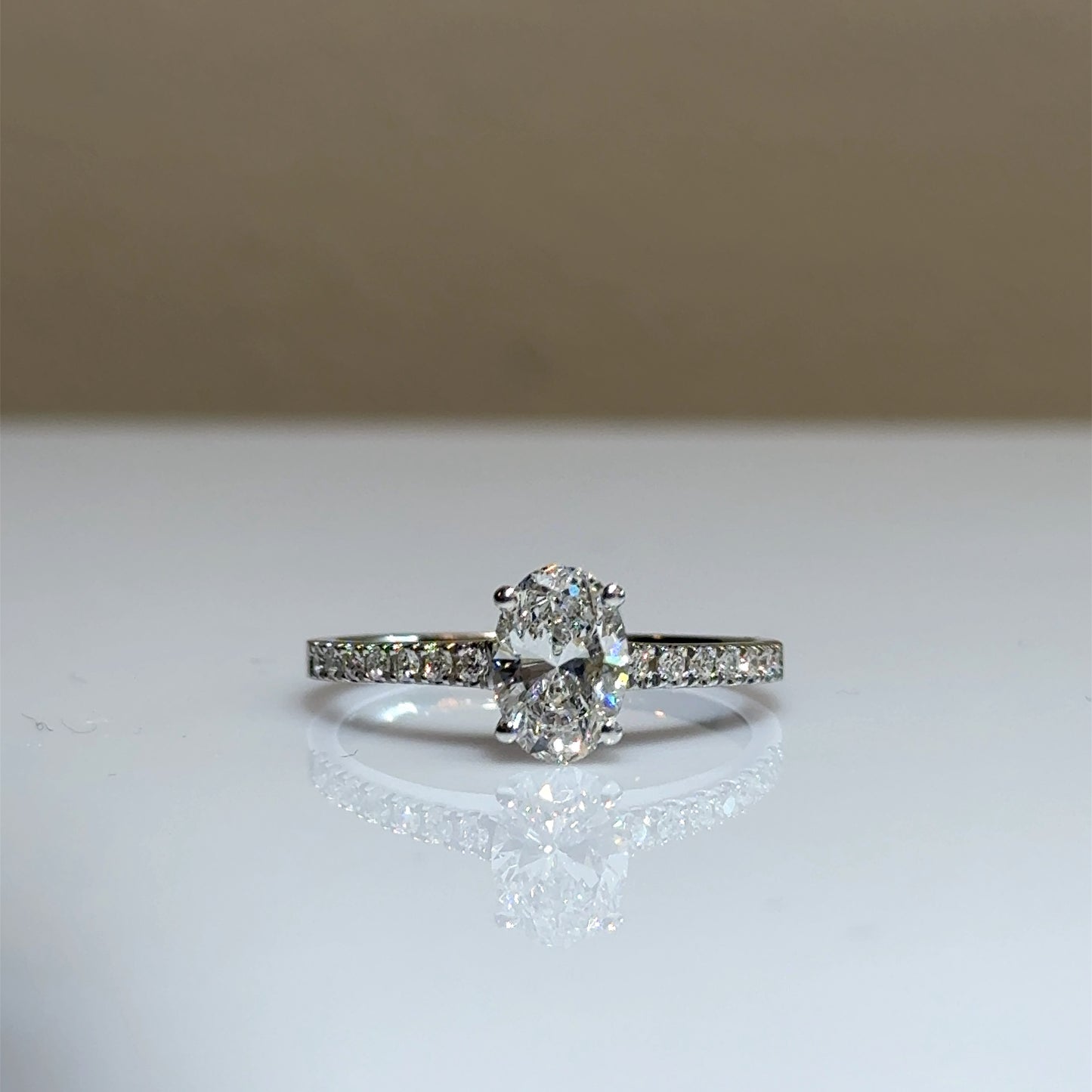 Bague avec diamant taille ovale de 1,01 ct 