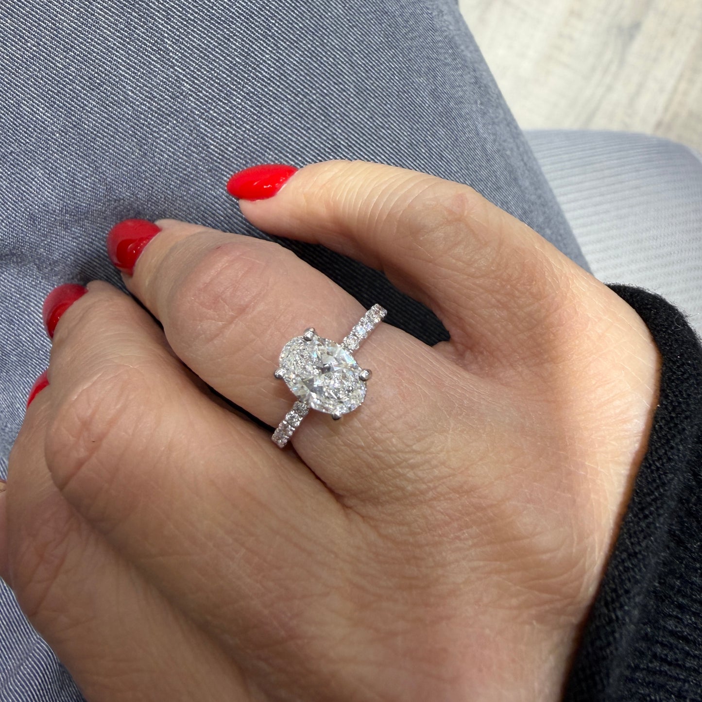 OVAL WITH SIDE DIAMONDS