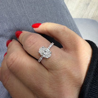 OVAL WITH SIDE DIAMONDS