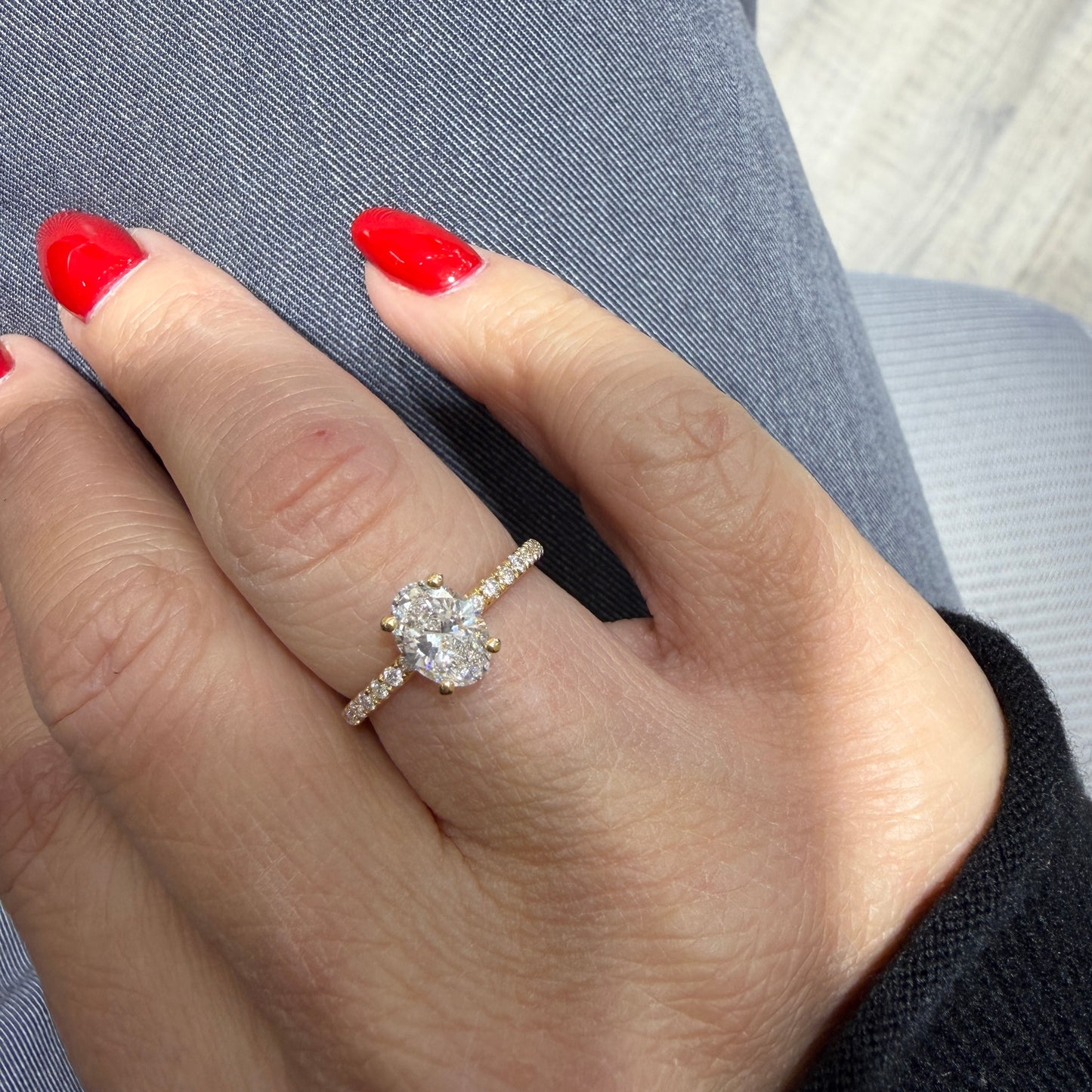 OVAL WITH SIDE DIAMONDS