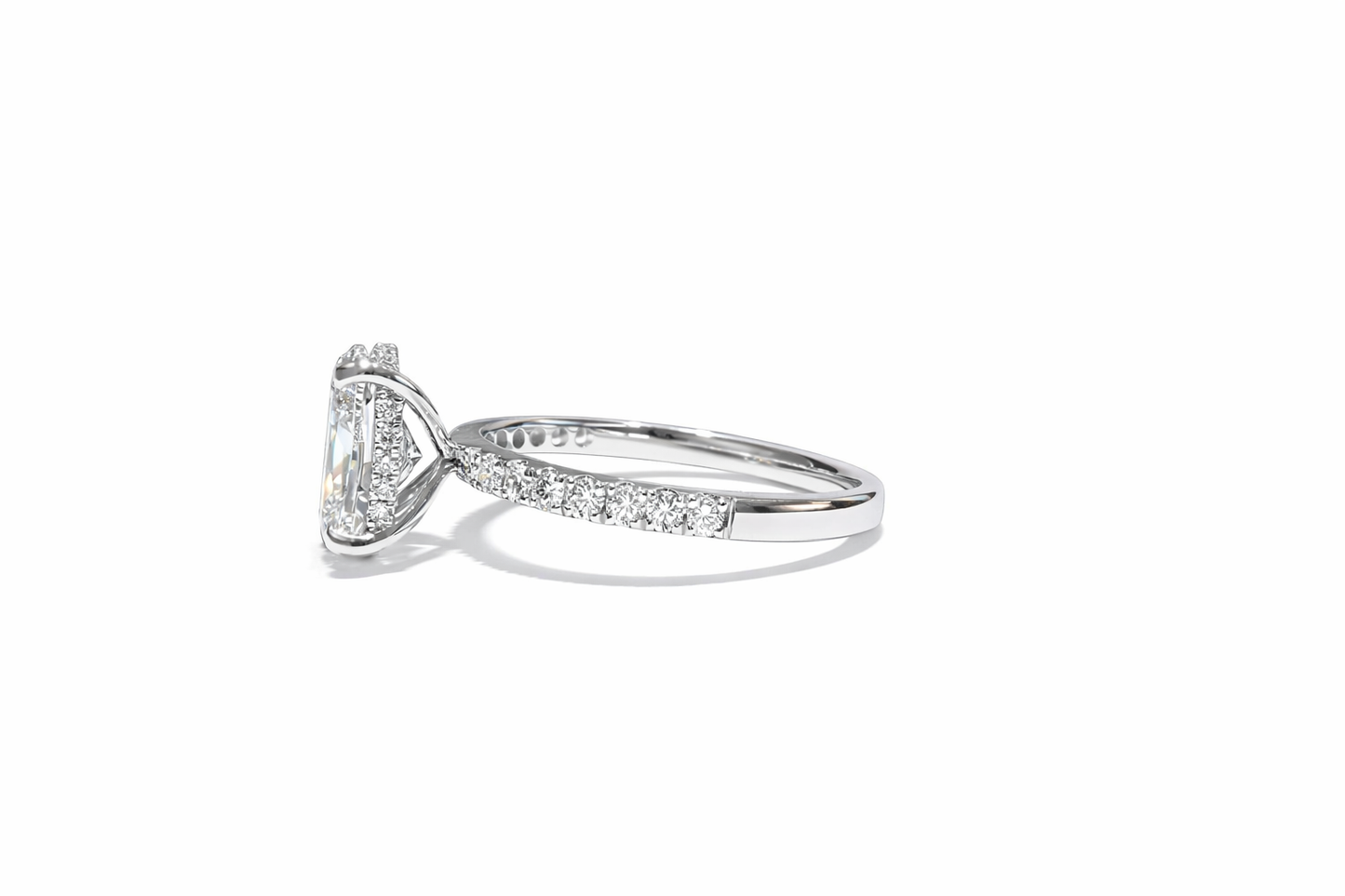OVAL WITH SIDE DIAMONDS