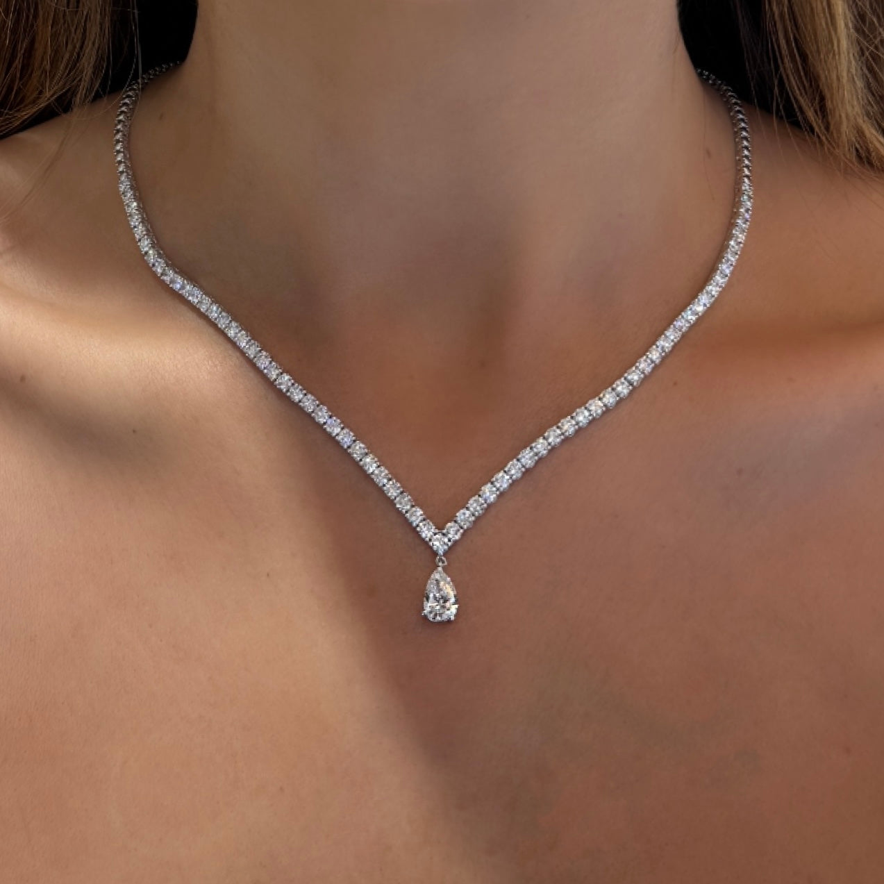 Collier Tennis V en forme de poire