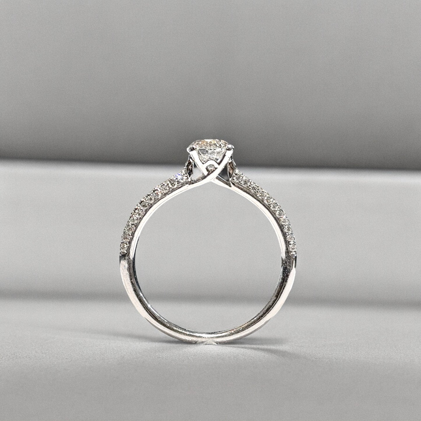 BAGUE DE FIANÇAILLES PAVÉ TAILLE RONDE DE 0,68 CT 