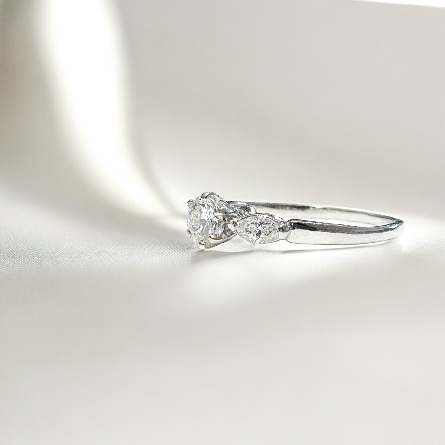 Bague solitaire à coupe ronde avec côtés en forme de marquise 