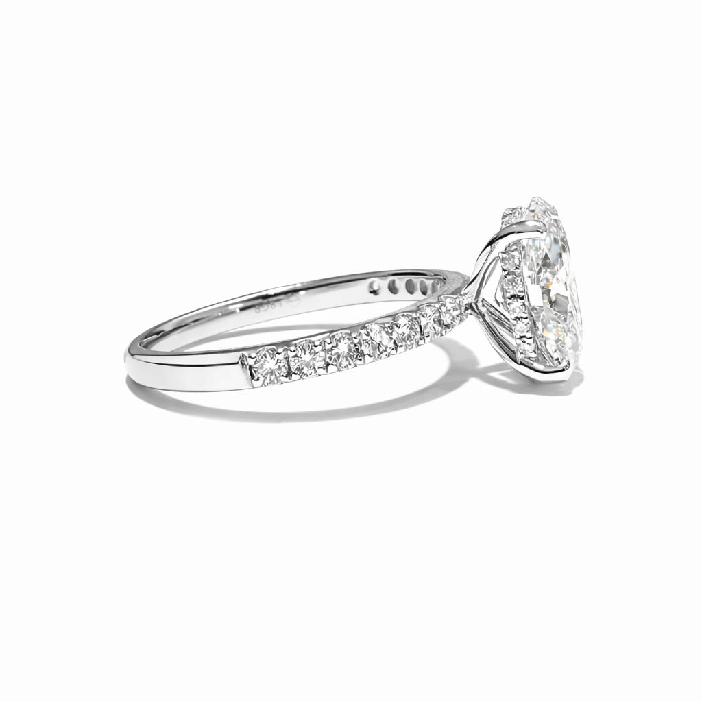 2.02 CT OVAL WITH SIDE DIAMONDS