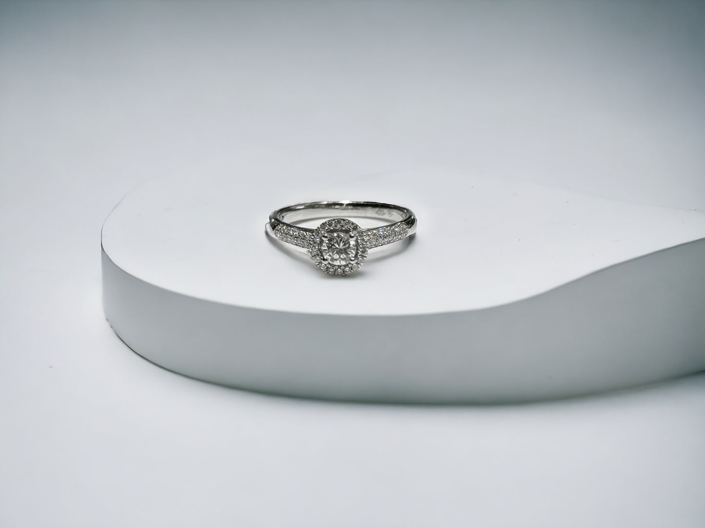 BAGUE DE FIANÇAILLES HALO RONDE DE 0,40 CT 