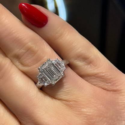 BAGUE À TROIS PIERRES TAILLE ÉMERAUDE DE 3,03 CT 