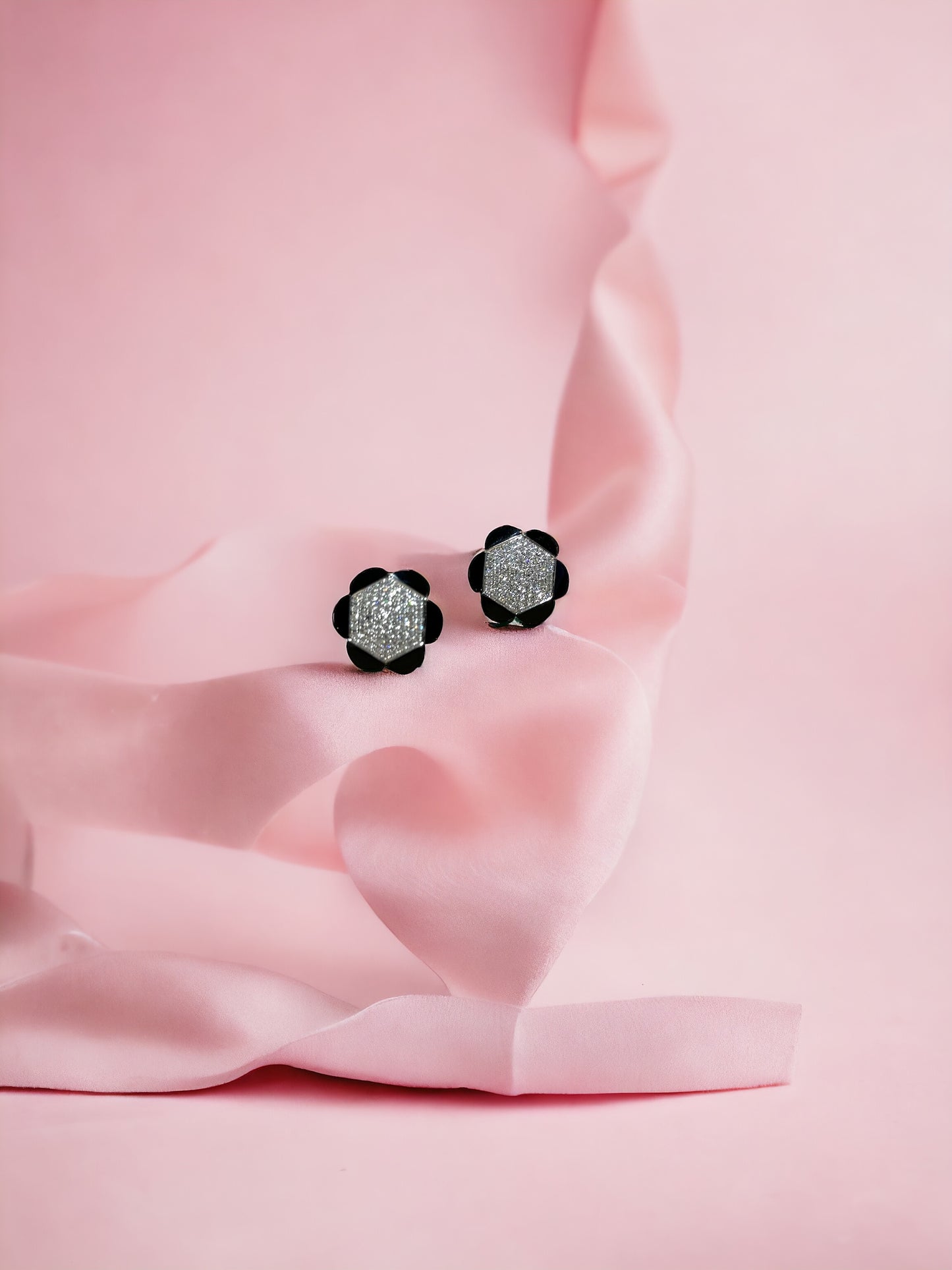 Boucles d'oreilles pavées de diamants et d'onyx