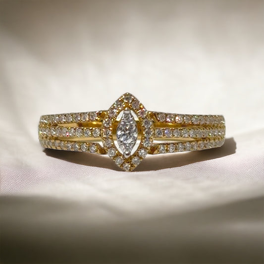 Bague avec diamants sertis en halo 