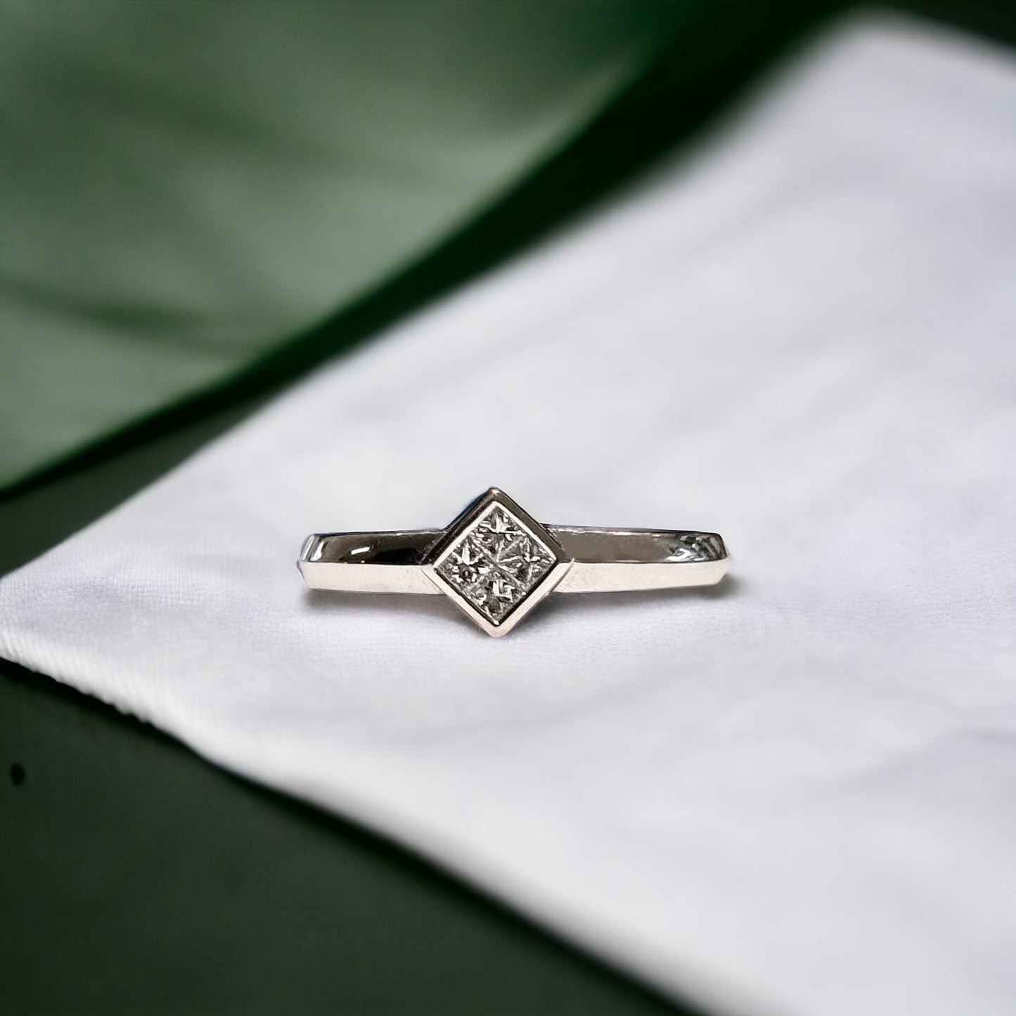 Bague solitaire avec lunette en diamant taille princesse 