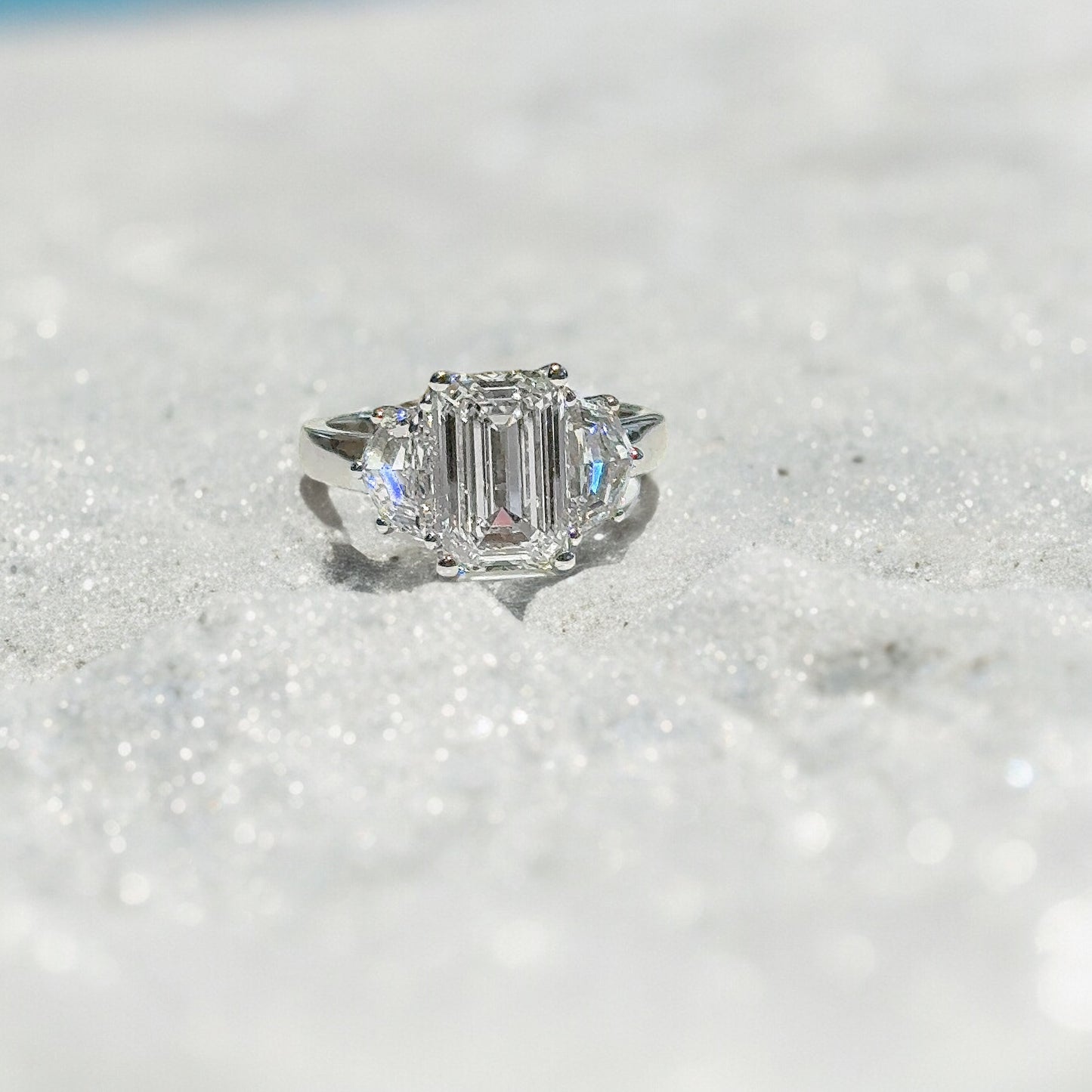 BAGUE À TROIS PIERRES TAILLE ÉMERAUDE DE 3,03 CT 