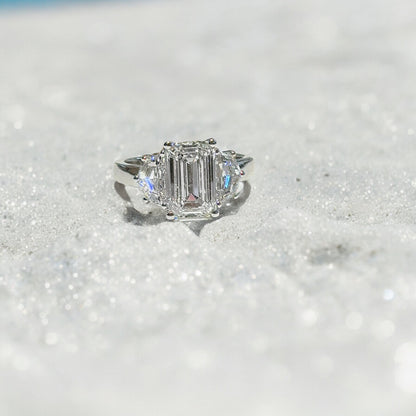 BAGUE À TROIS PIERRES TAILLE ÉMERAUDE DE 3,03 CT 