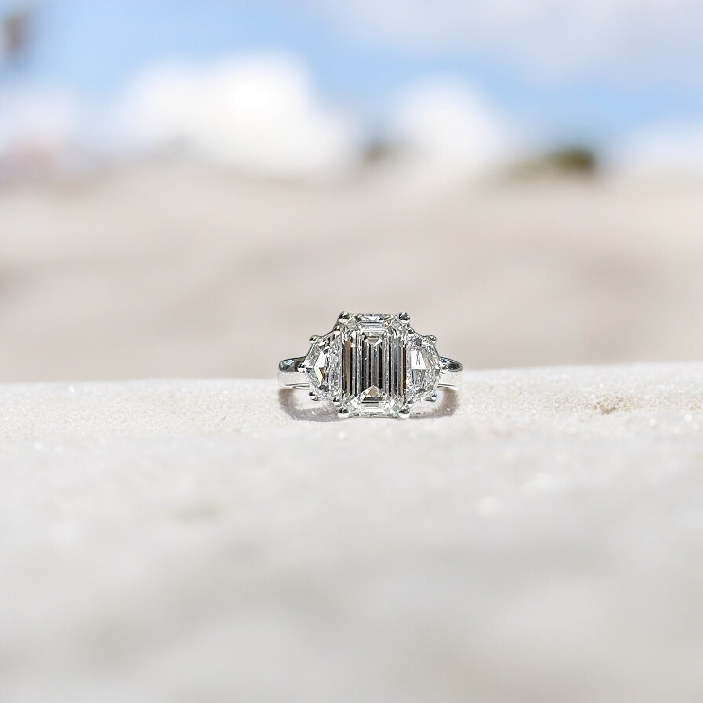 BAGUE À TROIS PIERRES TAILLE ÉMERAUDE DE 3,03 CT 