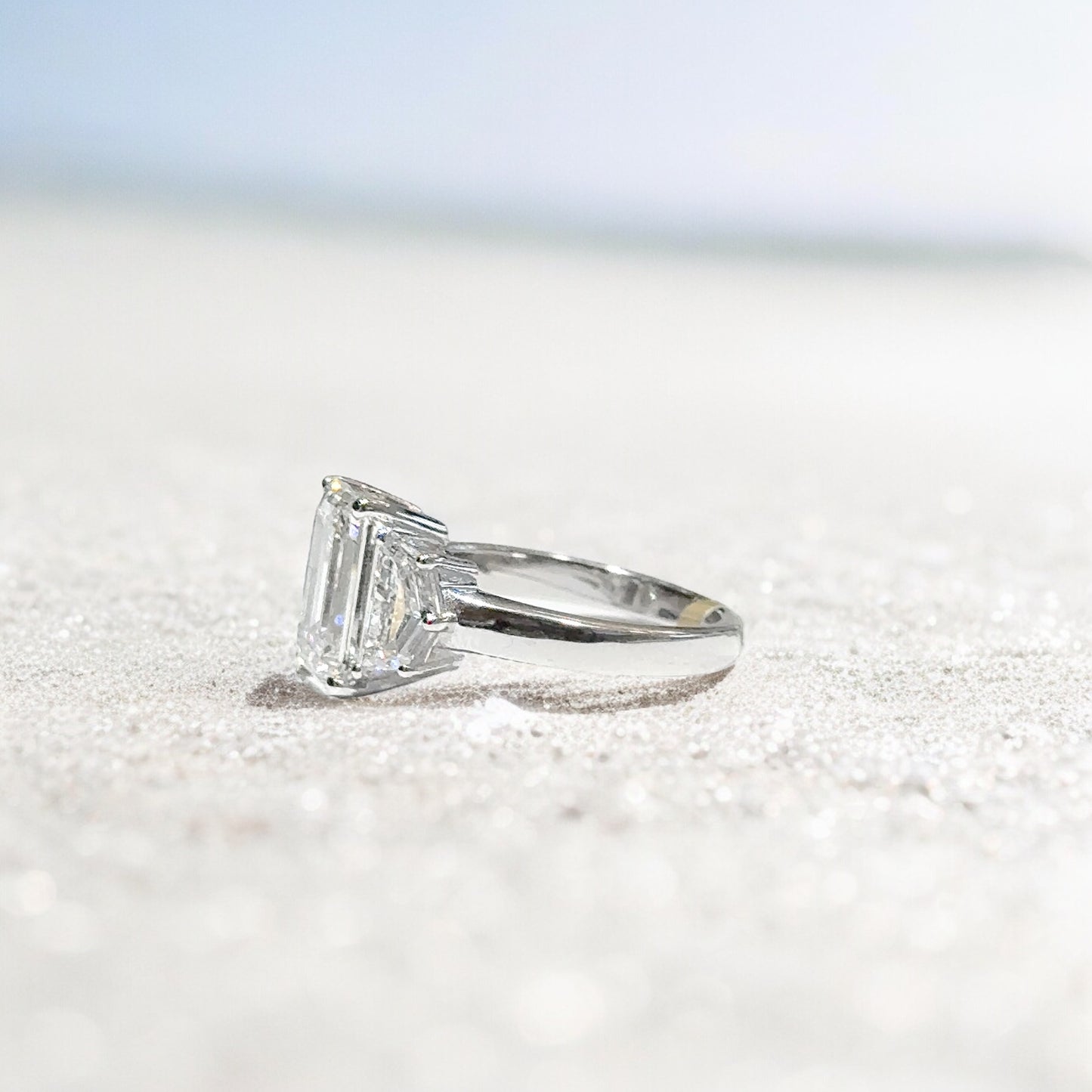 BAGUE À TROIS PIERRES TAILLE ÉMERAUDE DE 3,03 CT 