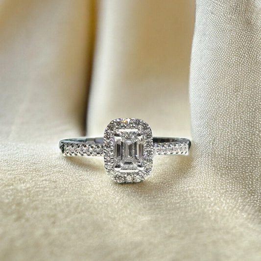 BAGUE PAVÉ TAILLE ÉMERAUDE 0,77 CT 