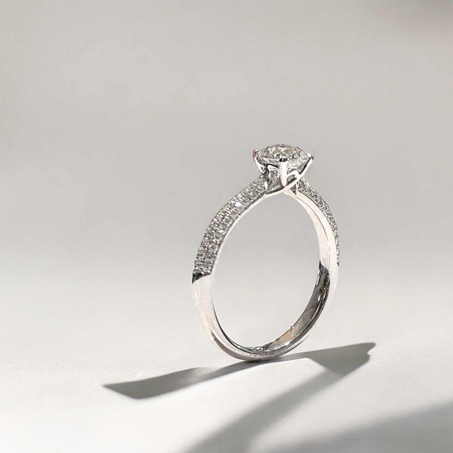 BAGUE DE FIANÇAILLES PAVÉ TAILLE RONDE DE 0,68 CT 