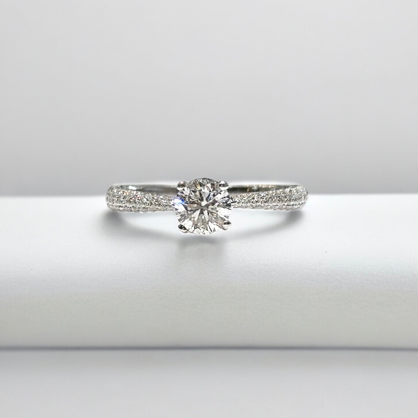 BAGUE DE FIANÇAILLES PAVÉ TAILLE RONDE DE 0,68 CT 