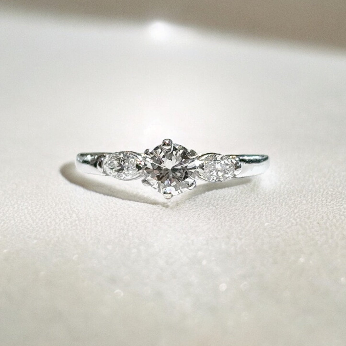 Bague solitaire à coupe ronde avec côtés en forme de marquise 