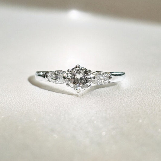 Bague solitaire à coupe ronde avec côtés en forme de marquise 